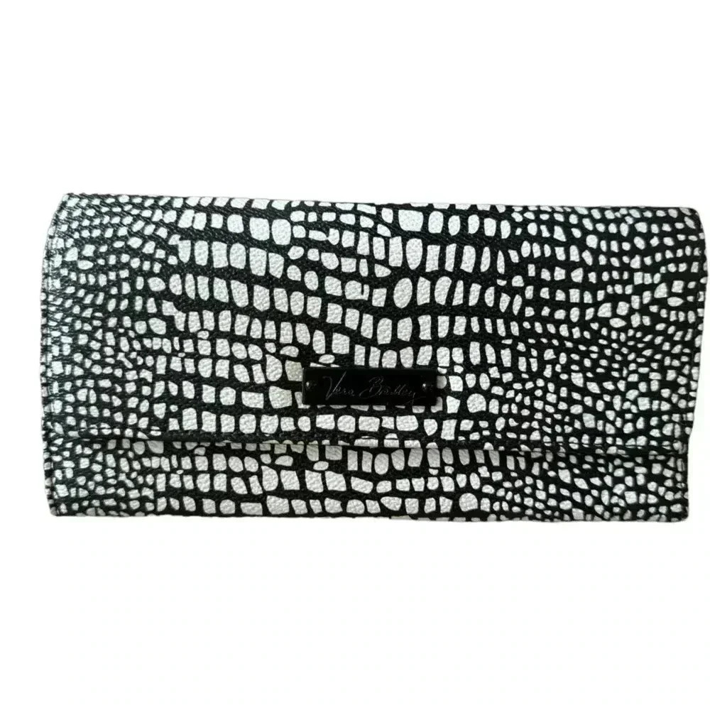Vera Bradley magnetic closure clutch